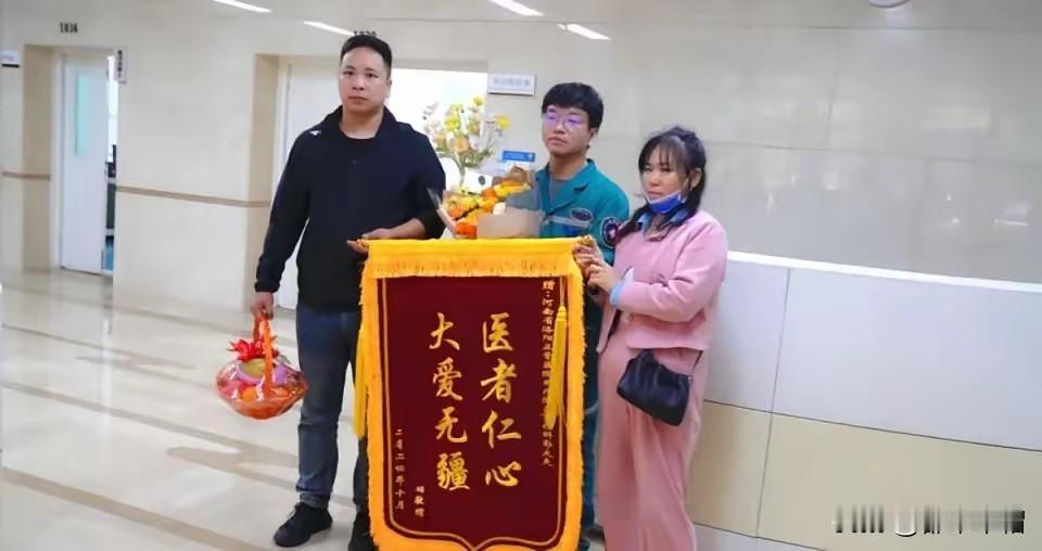 郭帆医生，好样的！郑州一医生郭帆给妻子过生日，去取蛋糕时，发现蛋糕店竟然关门了，