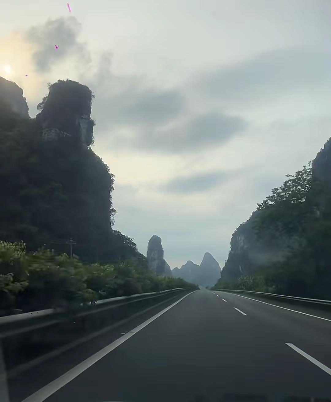 高速公路穿行喀斯特峰林间，云雾缭绕如水墨长卷 🌫️🚗