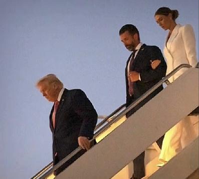 感觉特普几乎每周末回佛罗里达海湖庄园度周末，估计也就在美国只有特朗普有这特殊待遇