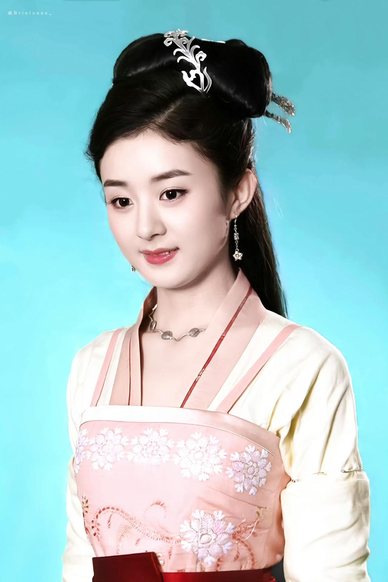 浅粉刺绣襦裙搭配鹅黄内衬，配色温柔又雅致，银质颈饰与发饰精巧点缀，没有多余的装饰