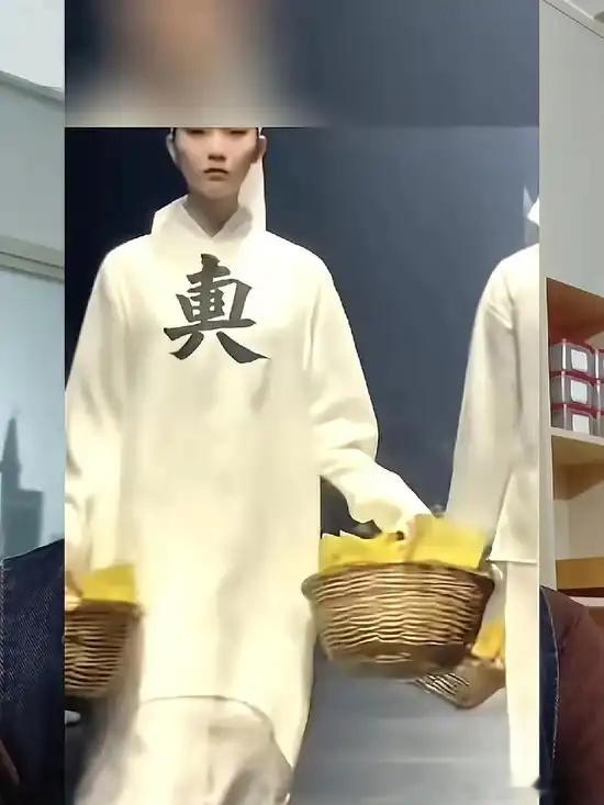巴黎世家的新款设计——“孝服”。 