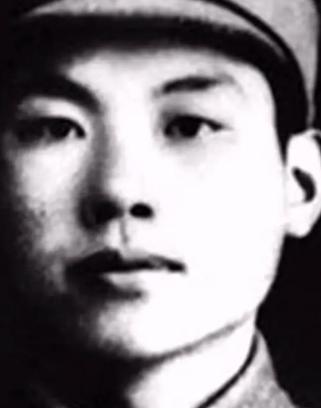 1947年，熊向晖正在和妻子度蜜月。突然，一名国民党特工出现在他面前，并以强硬的