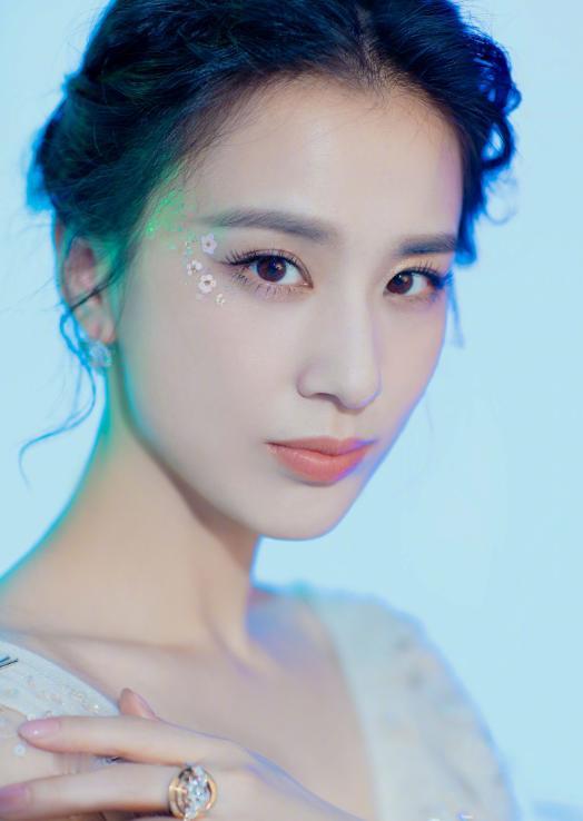 最近黄圣依和杨子的婚姻状况也为是人们热议的焦点！在节目中黄圣依表示自己的婚姻可谓