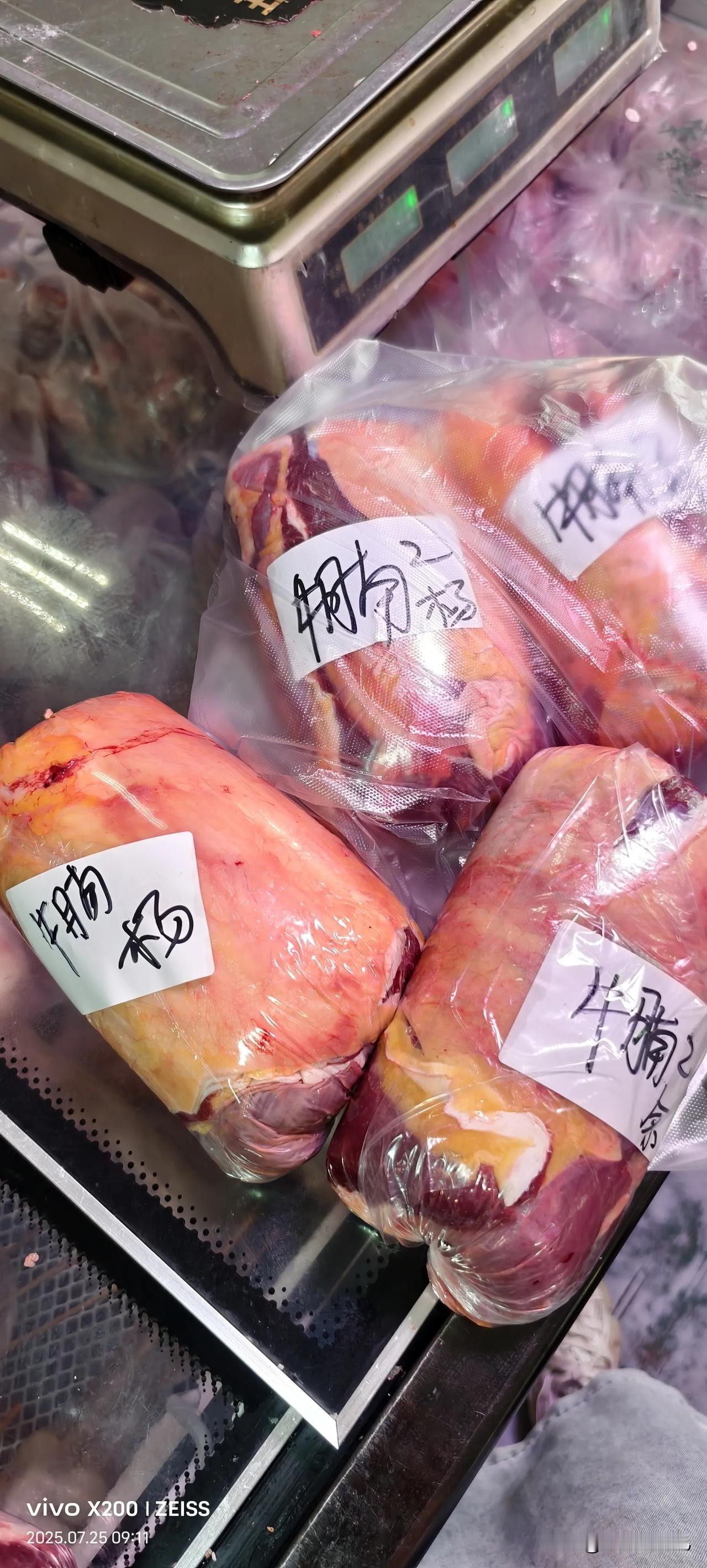 清醒又可悲的人生呀
生儿子有啥用呀！
配货中，一老大爷买羊肉，要肥的
老板应该是