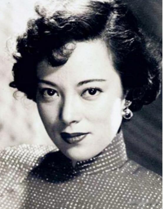 [微风]1945年，女汉奸李香兰将被执行枪决，谁料，临刑前她突然解开扣子，从胸前