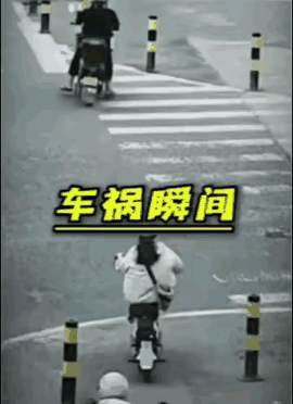 如果不戴头盔，她左右张望一下，是不是更安全些！[泪奔]