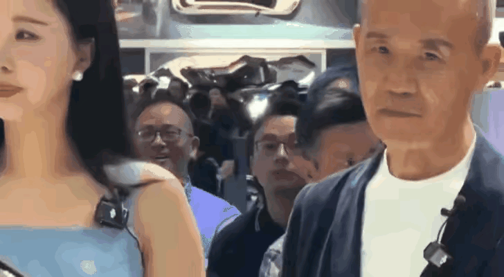 王石不装了吗？
老王这眼神真让人毛骨悚，一脸的不耐烦，感觉就差动手了！
田小姐一