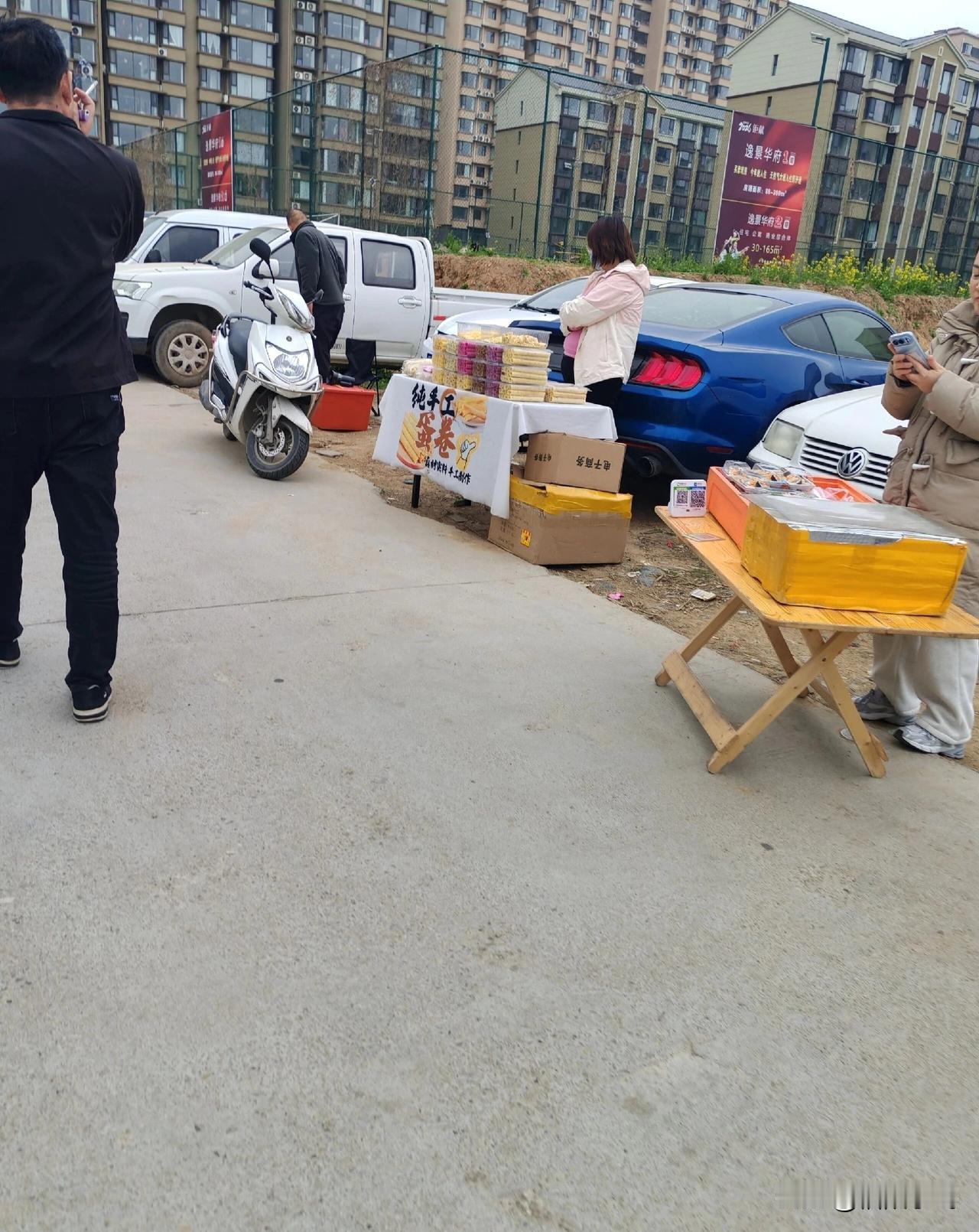 幼儿园门口流动摊贩卖变质蛋糕，孩子的食品安全谁来守护？
 
真的越想越生气！😡