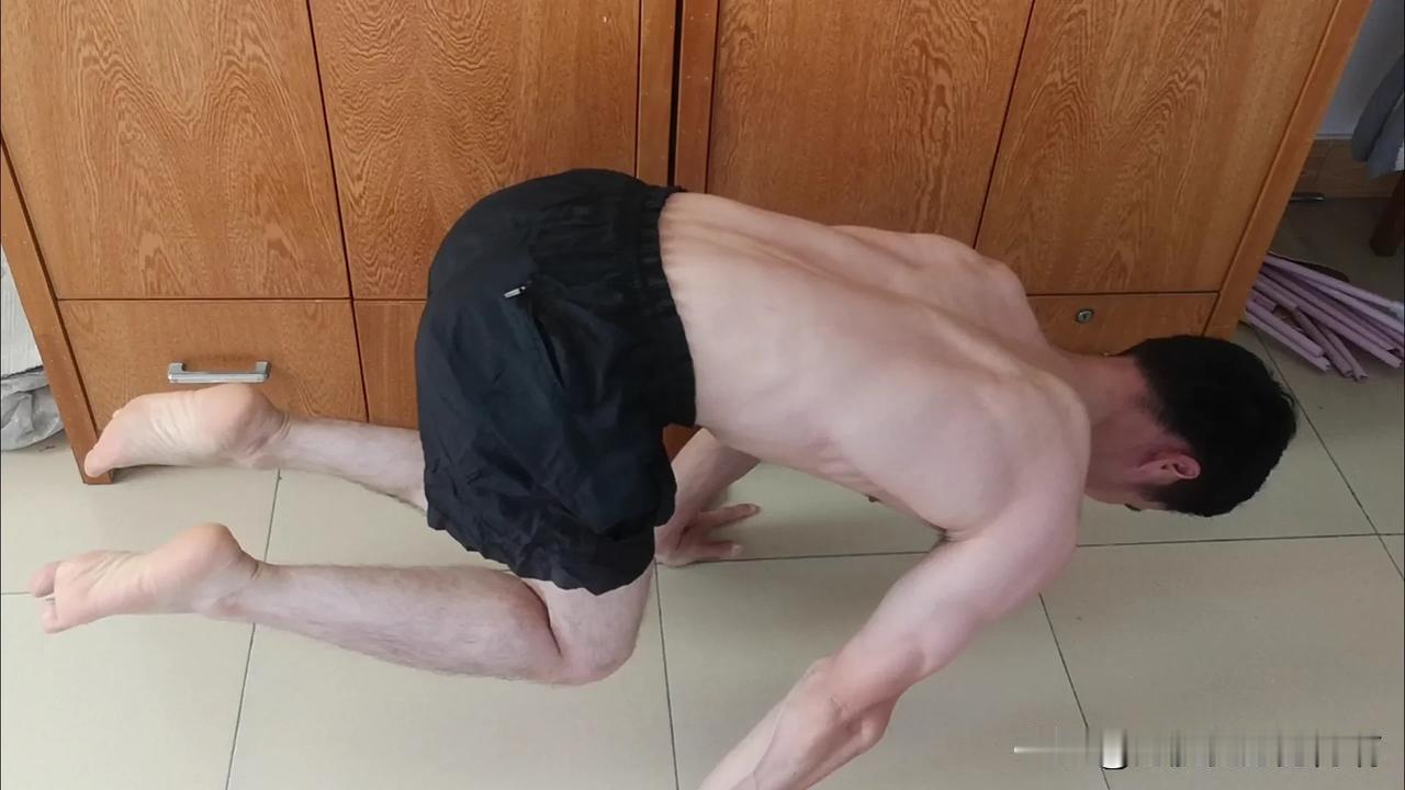 高难度动作锻炼！
这个动作你们能做到吗？
网上很多人说要能做50个俯卧撑才可以解