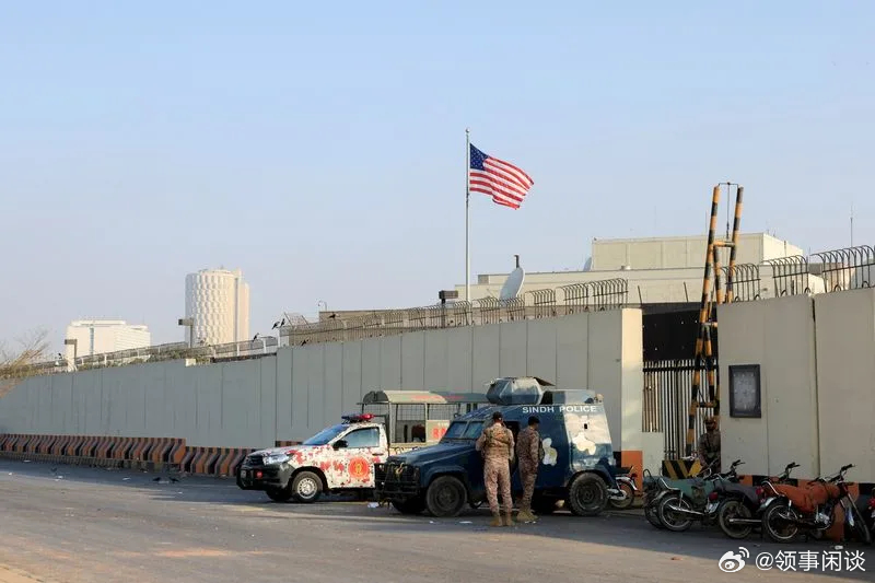 【美国驻沙特使馆遭无人机袭击，美国海军陆战队向冲击卡拉奇领事馆的抗议者开火】（美