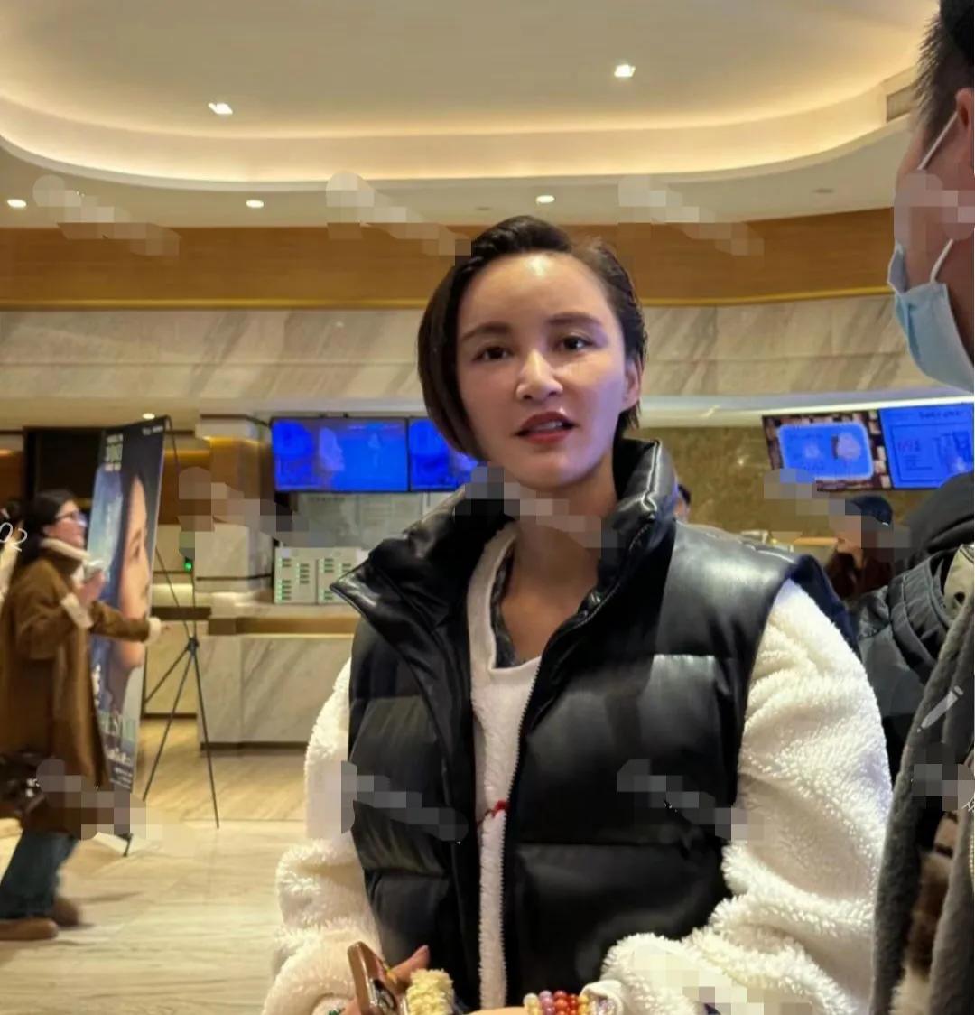 天啊，张歆艺的脑门也太鼓了，一脑门的玻尿酸啊，像寿星公一样，才40岁出头发际线就