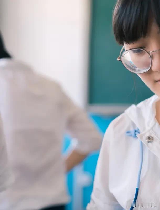 高一女生单手握力超93公斤，这成绩太猛了！要知道，一般成年男性的握力也就40 -