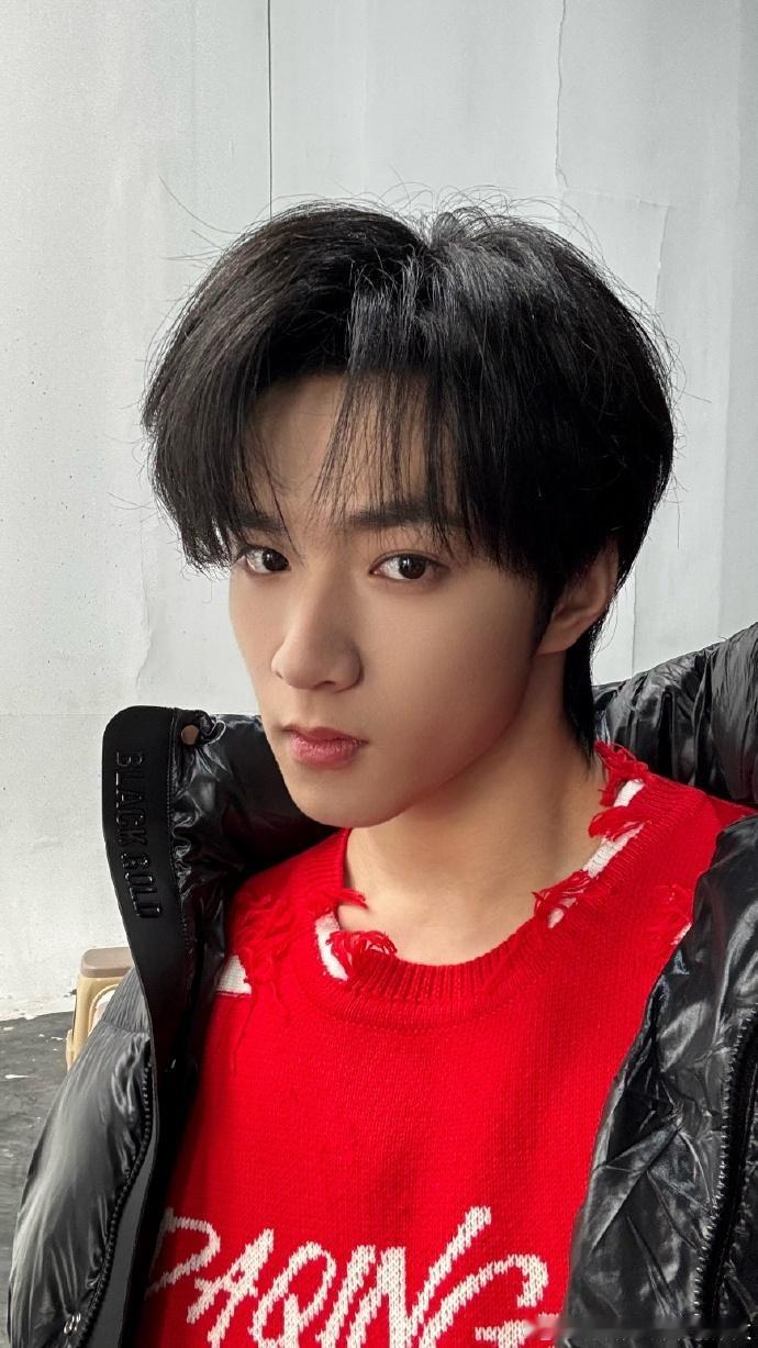 刘耀文趣味颁奖宇宙掌管帅气的神  刘耀文怼脸三连拍  看到刘耀文帅气怼脸三连拍，