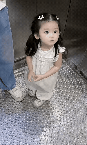 今天在电梯里偶遇一对父女，年轻的爸爸帅的像电影明星。幼小的女儿不停的抬头看我，看