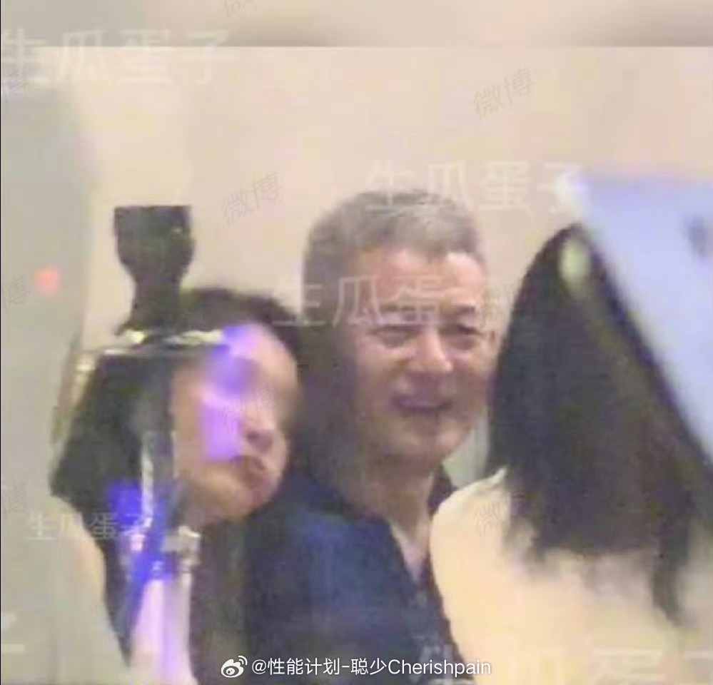 曝那英老公出轨出轨不对，有一说一跟拍这狗仔也太恶心了，一路跟拍到家，就差把麦克风