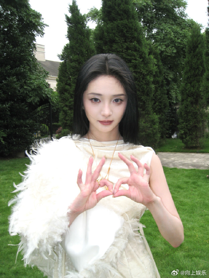 周洁琼杨真真同款比心周洁琼美成啥了 周洁琼黑长直阴湿造型大片来啦~还有杨真真同款