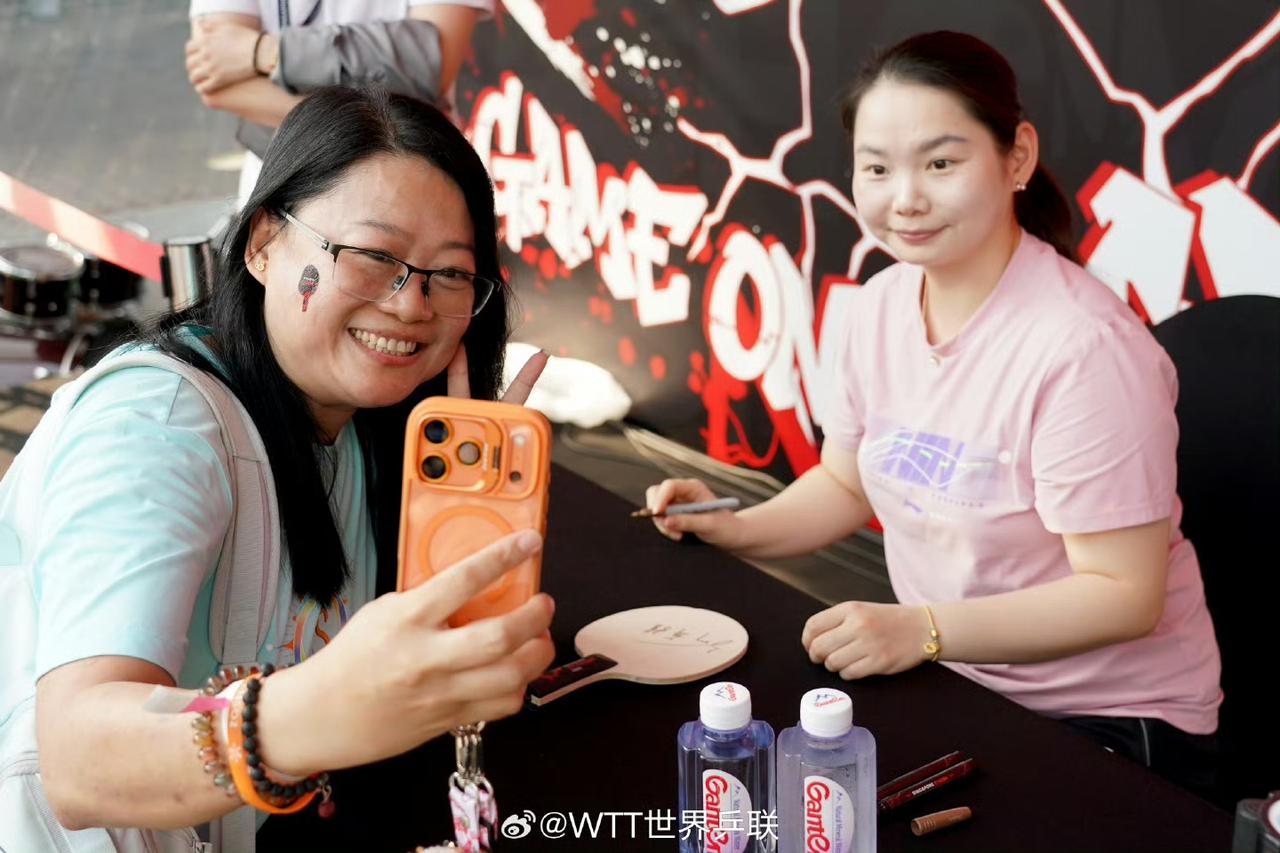 国乒团队有两个我特别喜欢的孩子，何卓佳和牛冠凯，何卓佳是莎莎的陪练，牛冠凯是楚钦