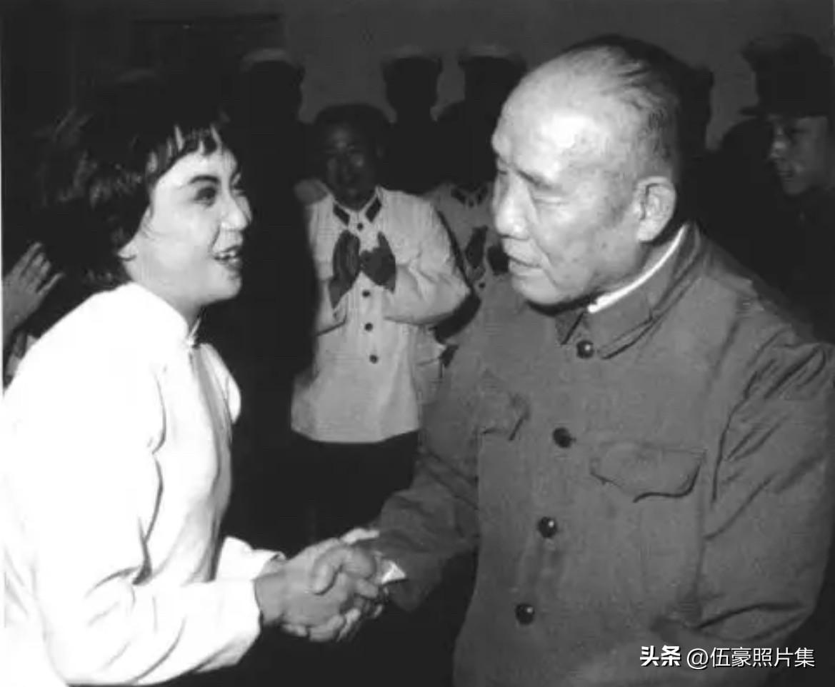 1977年的照片，开国上将李达同志在担任全军第四届文艺汇演大会领导小组副组长期间
