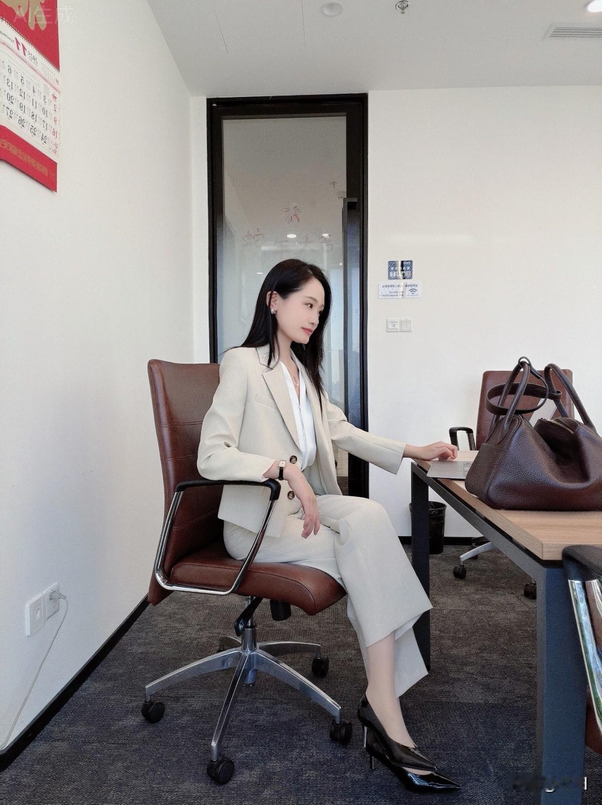 你们上班都需要穿正装吗女士正装多为西装套装或套裙。