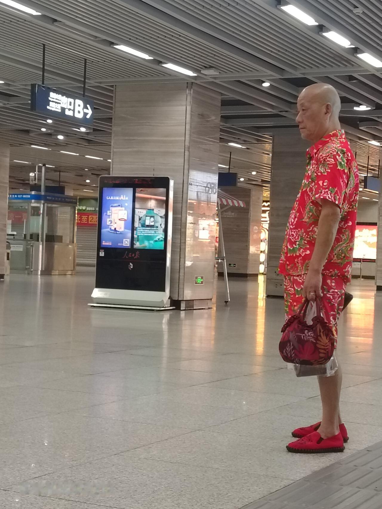 今天在地铁站看到一个大叔，穿的衣服和鞋子也太时尚了；短袖上衣和短裤是同一花色，红