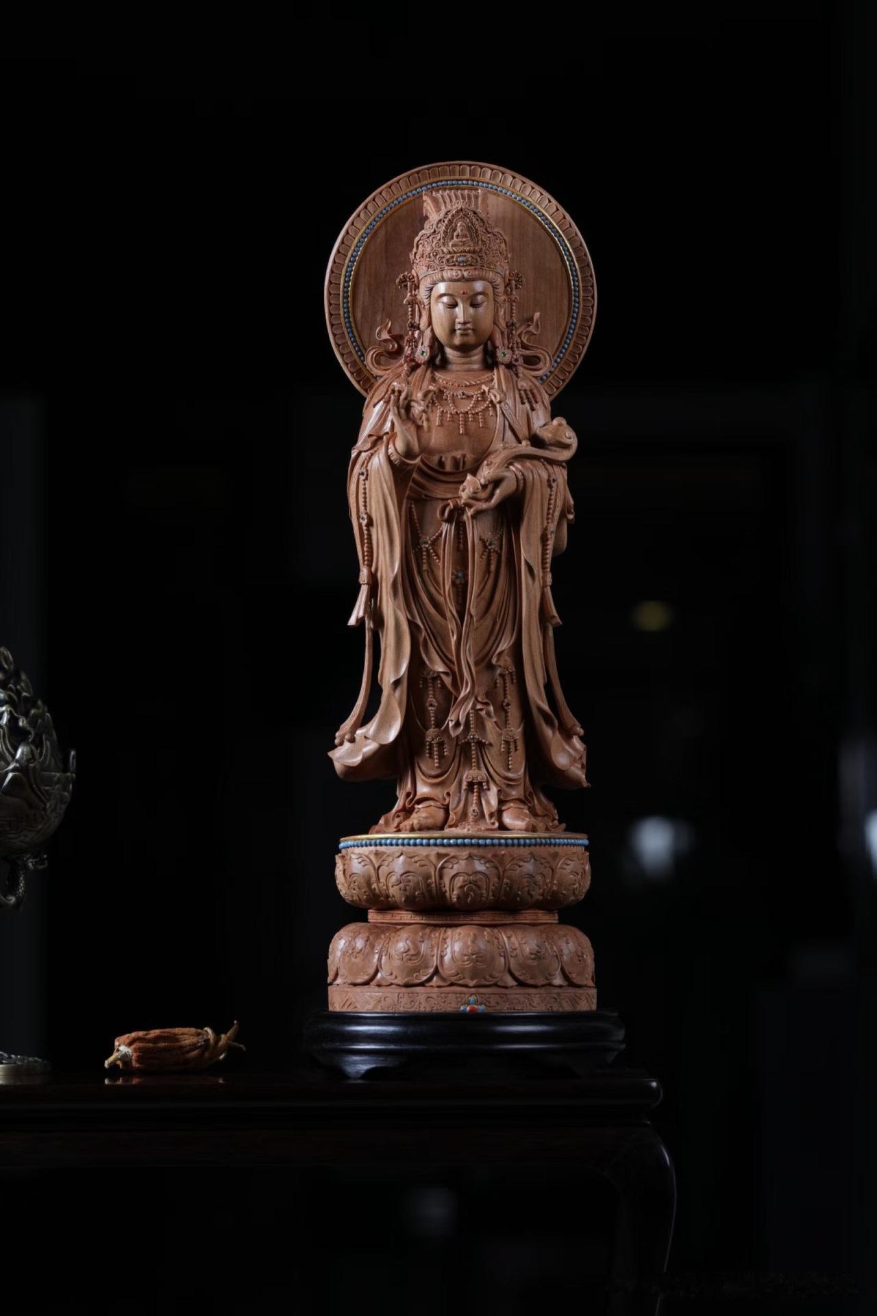 一缕檀香，一尊观音，便让时光慢了下来。

老山檀沉稳温润，木香悠长，如意观音神情