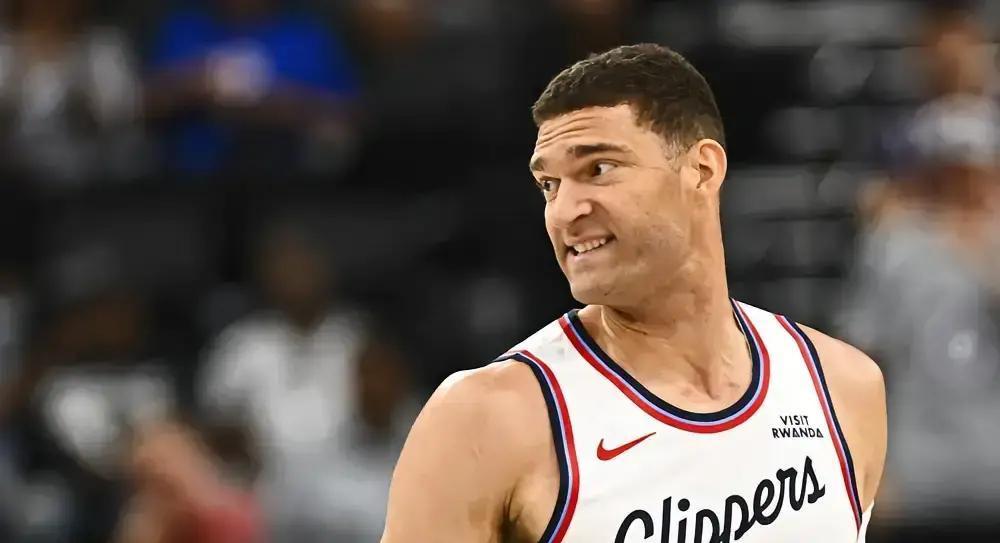 54分只用了三节
 
伦纳德把活塞打成了背景板。快船这波四连胜，最狠的不是赢球，