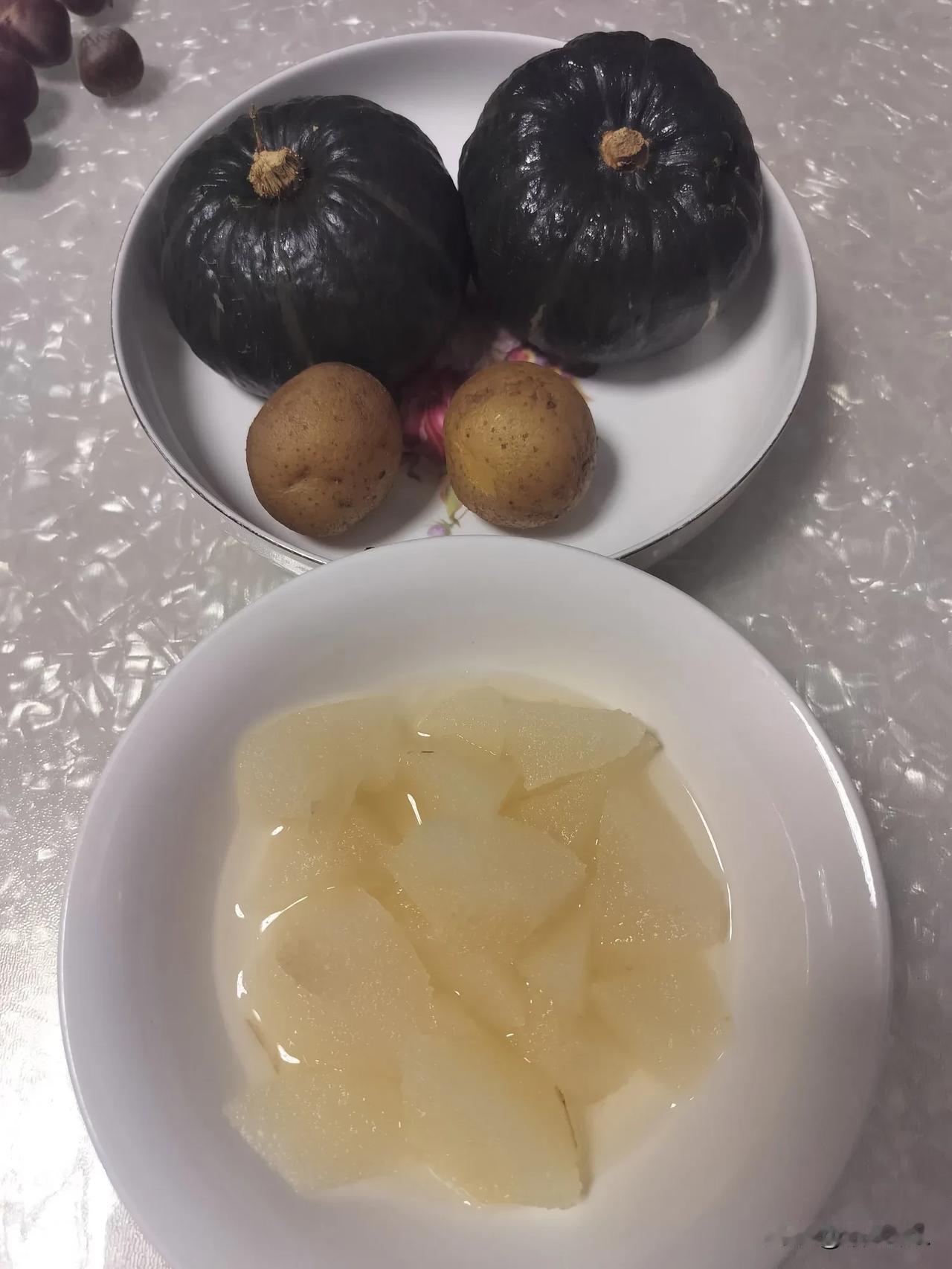 今天晚饭，蒸一锅出，蒸南瓜，蒸土豆，蒸雪梨