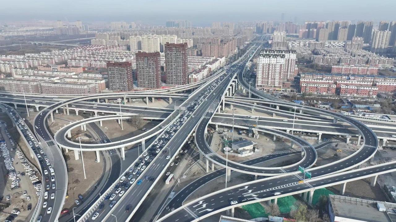 长春东荣大路与远达大街互通立交匝道完善工程，将于今日上午8时正式通车。 #美丽长