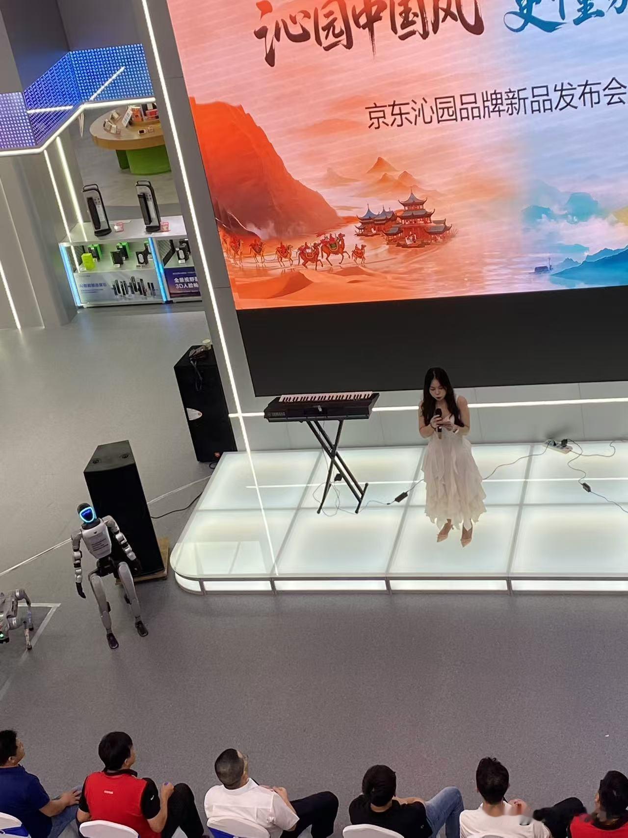 突然发现，家电实体店连锁大卖场，好像就剩下京东了！

国美没了，很多卖场最后撤的