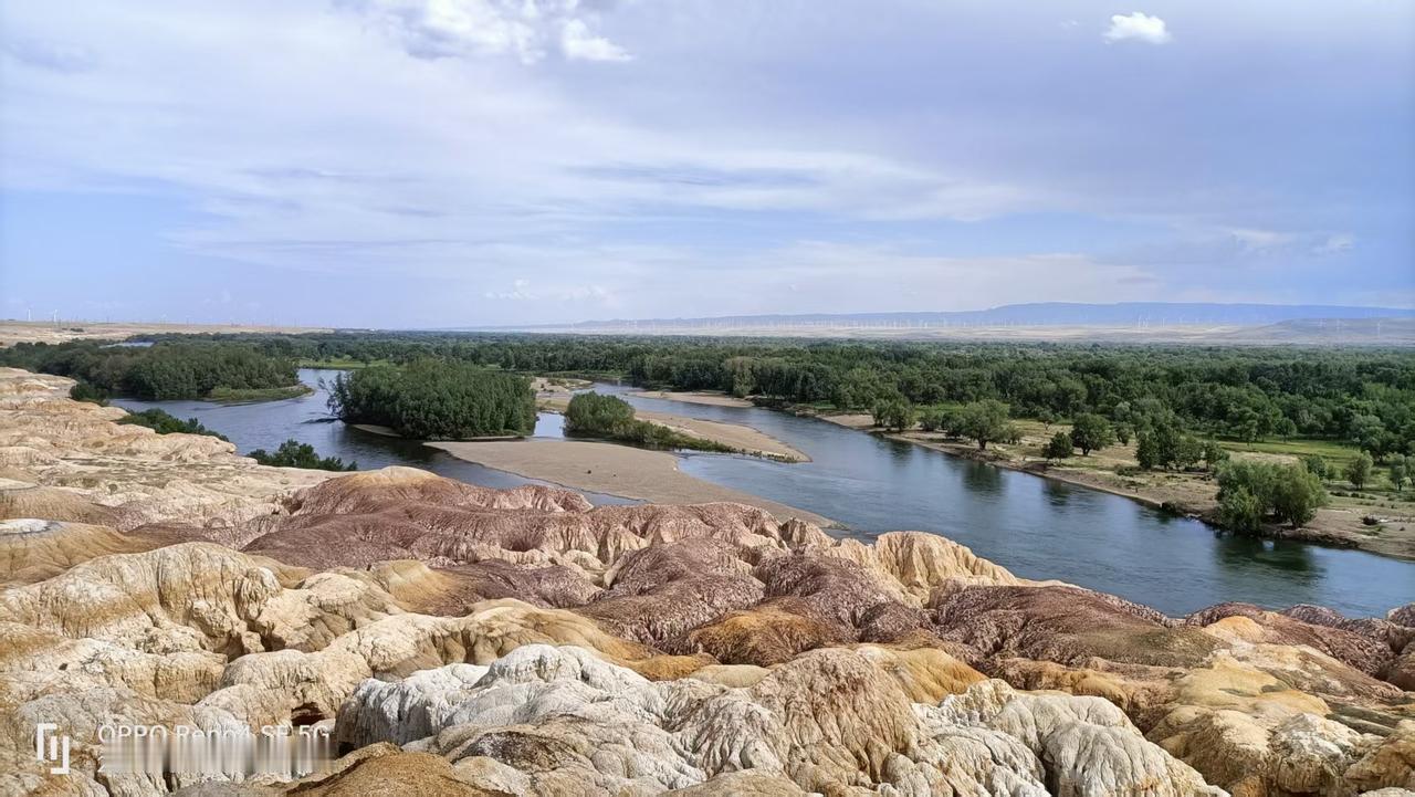 上联：山水相依情不尽，诚邀下联我对的下联是，风云共济意长存。