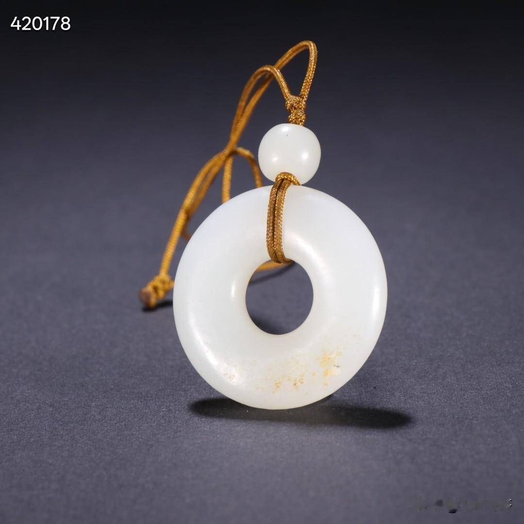 旧藏 和田玉籽料平安扣。
规格：直径3cm 厚0.75cm