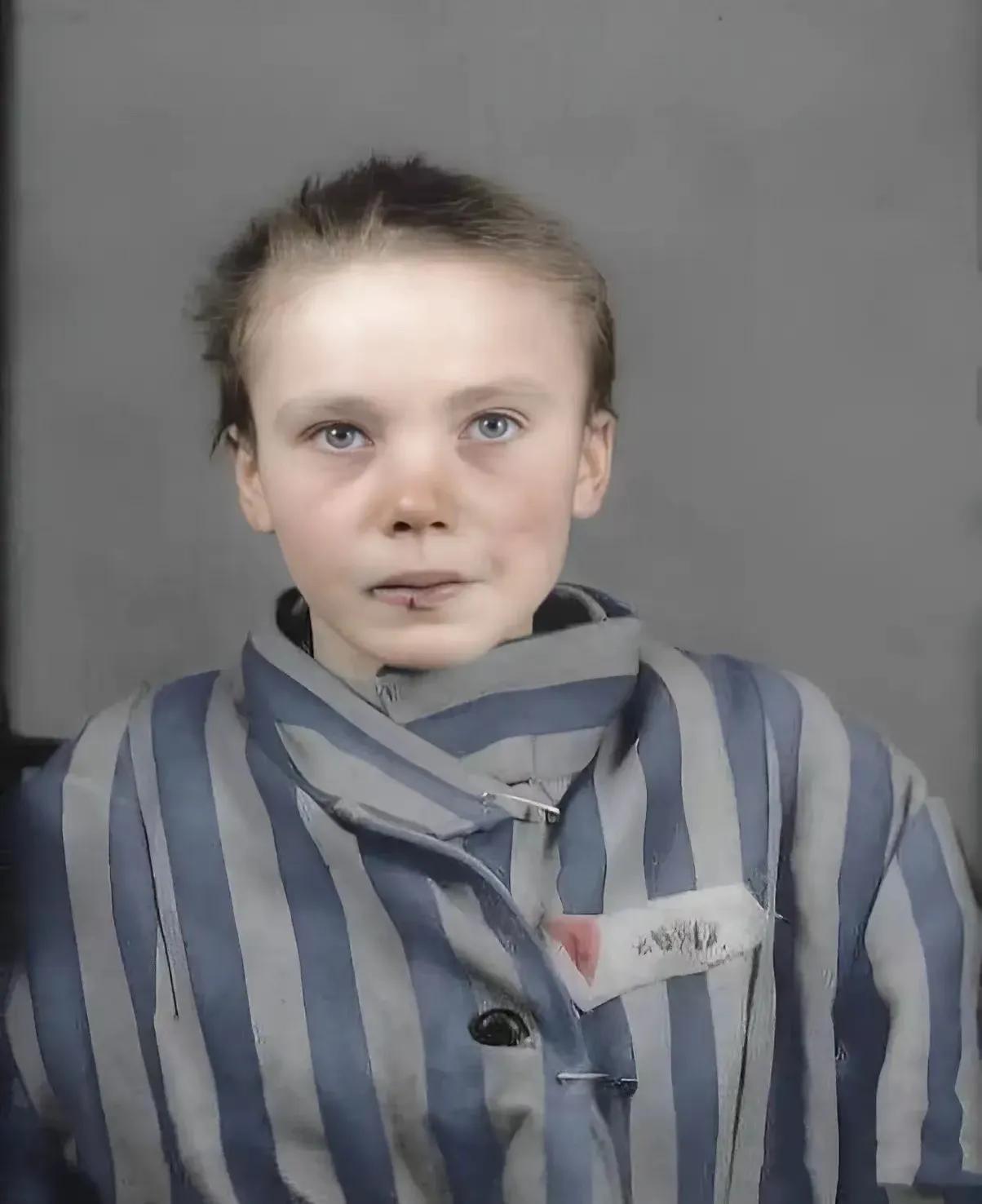 1943年的波兰，纳粹集中营，一名犹太小女孩被处决前，留下的一张老照片，镜头中的