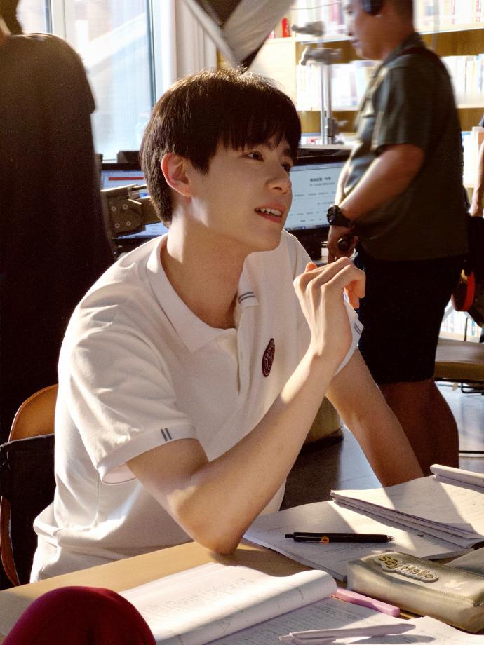 建议胡一天穿校服全国巡演，八年前看江辰，八年后看江逾白