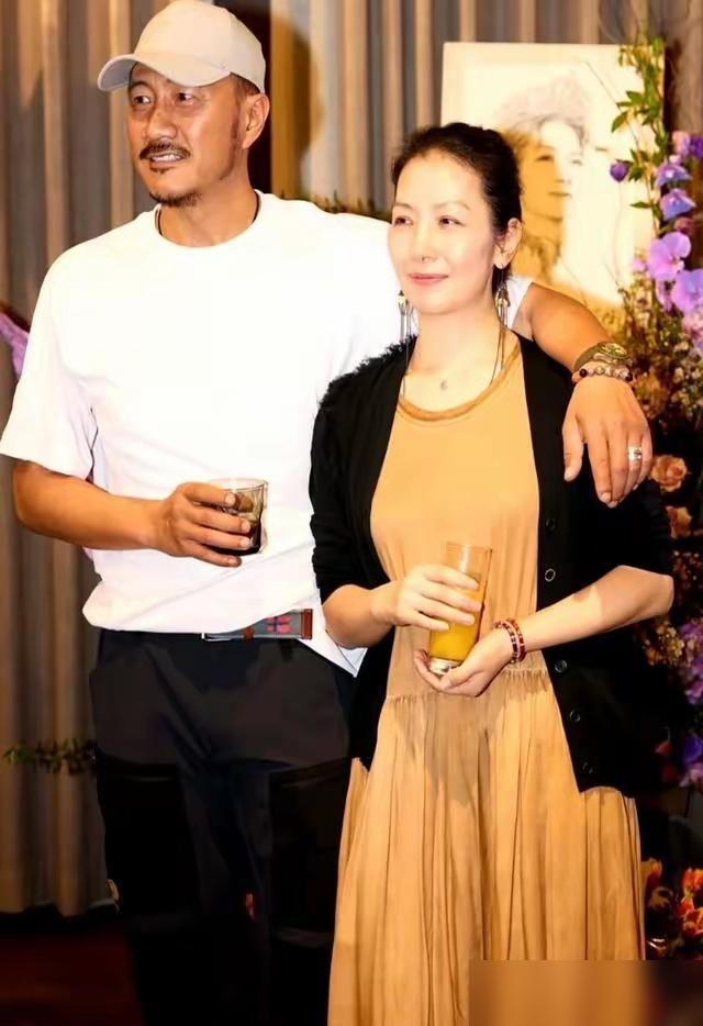 58岁胡军北京别墅，光装修就花了几百万，客厅大到能跑马，住这样的家里应该没啥烦恼