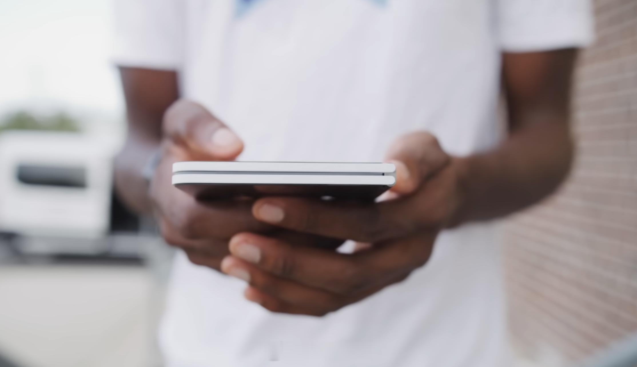 今天人们在聊阔折叠新款，我一下就想到了好多年前发的Surface Duo，这种比