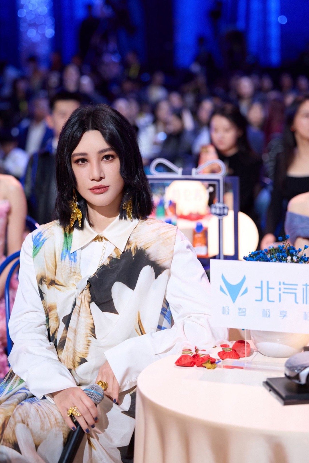 尚雯婕说蒋敦豪私下憨憨的被尚雯婕的温柔爆料甜到了！她说蒋敦豪台上台下两副面孔，台