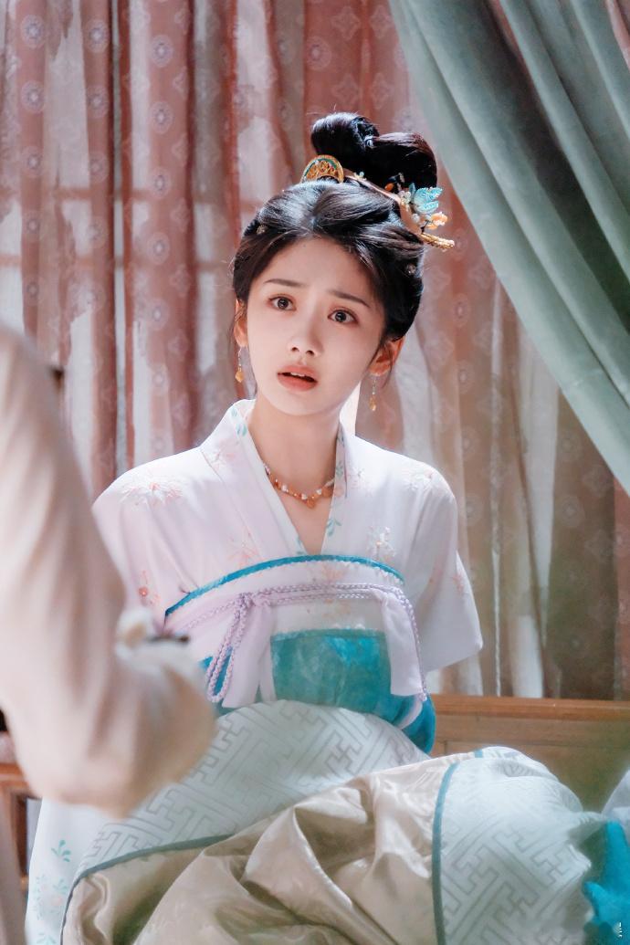 果然是女儿更能共情妈妈 哥哥还在附和爸爸的话，韶光却看到妈妈笑容里的勉强，她记得