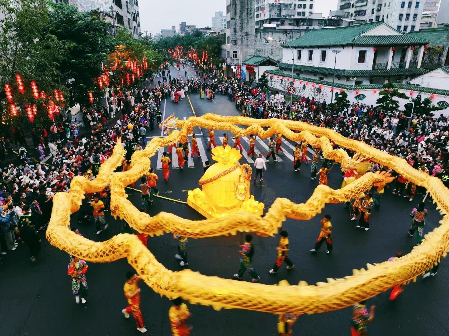 海口烟花秀府城元宵换花双倍浪漫  今年，海口琼山在府城元宵换花节基础上，以“千年