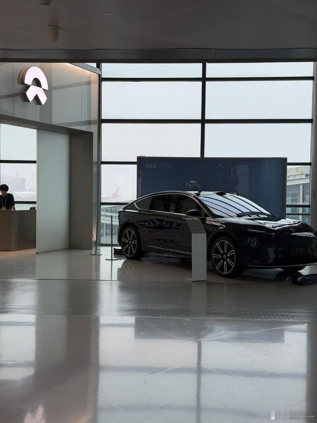 直到登机前，才发现机型是919！第一次坐C919。虹桥机场牛屋门口这台ET9，真