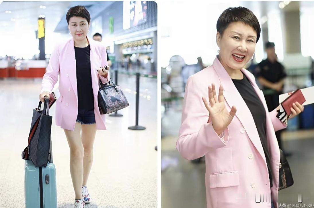 同样是实力派中年女演员，穿搭却是两种截然不同的风格，各有韵味我都很爱。

张凯丽