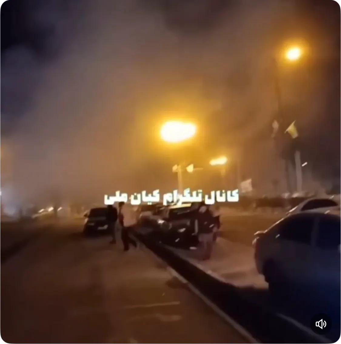 在德黑兰，安全部队主要使用催泪瓦斯、警棍驱散人群，并有“向空中或人群开枪”的报道