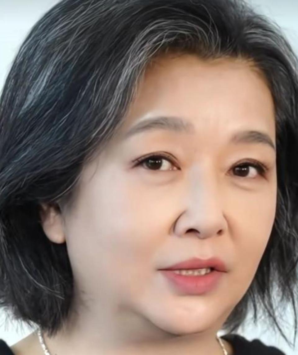 58岁江珊露面，150斤身材穿西装腚大腰圆，但脸显年轻几乎没皱纹
娱乐