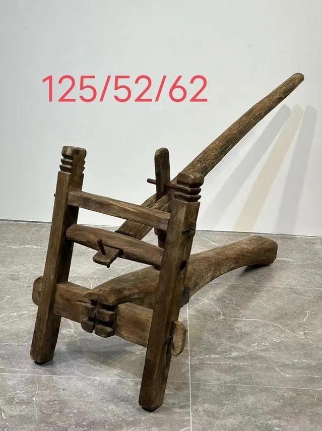 大致是一种类似现在机械车的工具，那时候，没有机械加工机床，只能用木头做原料，见过