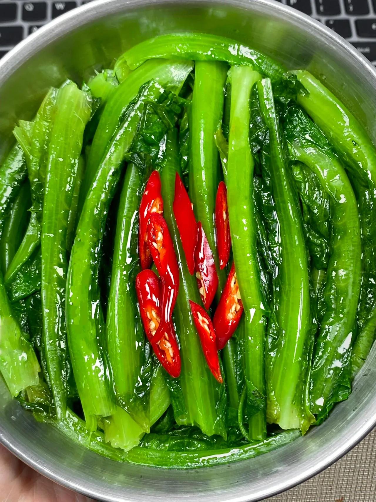 今天简单吃个清爽滴凉拌油麦菜吧
别小看这玩意儿🥬，凉拌起来口感脆嫩，带着蒜香，