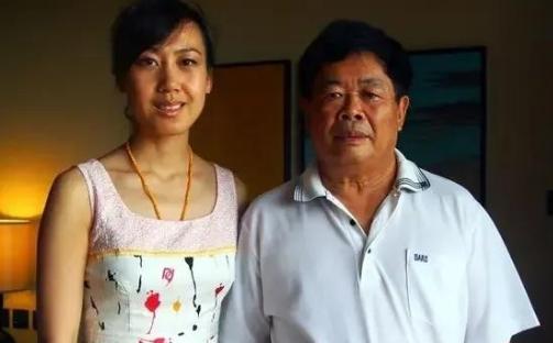 1971年，一名30多岁女子到厂里偷东西，被曹德旺当场抓住，女子吓得瘫坐在地，哭