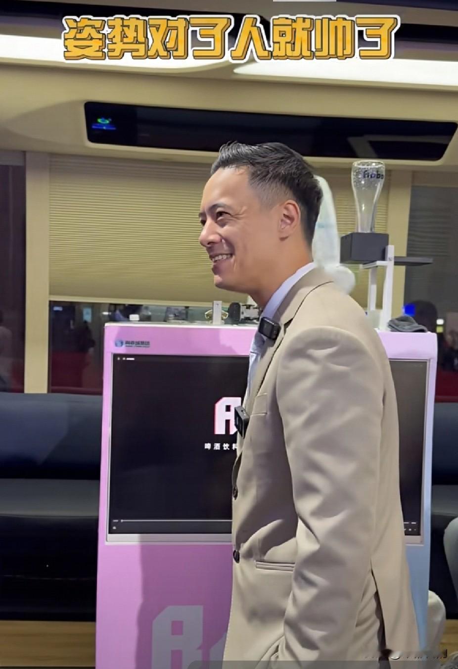 自带光环也被标签捆绑的他，以前活在光束里找不到方向。如今的蒋友青，彻底放下过往，