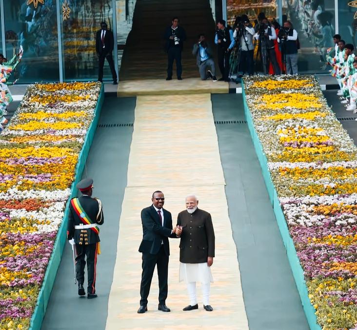 莫迪面对如此盛大的欢迎仪式，内心是不是非常高兴啊！
这独特的欢迎仪式，让莫迪应该