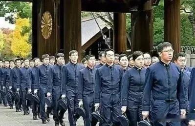 鬼子们集体参拜靖国神社，小日本亡我之心重来都没有变过，那些鼓吹中日友好的就是一个