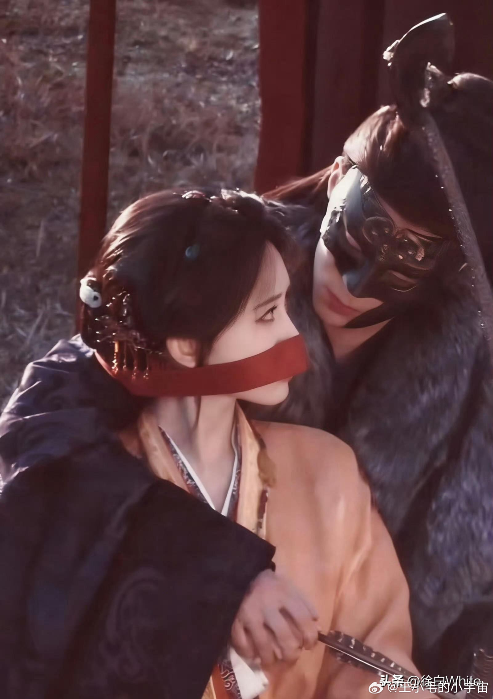 王鹤棣孟子义《将门毒后》路透，王鹤棣抱着孟子义的头啃苹果，孟子义双手捂脸，秒害羞