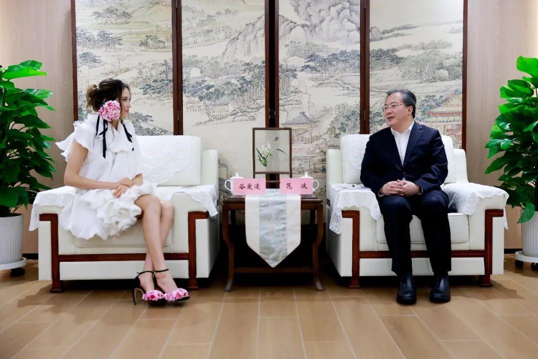相信很多人刷到谷爱凌和苏州市委书记，会面的这张照片，都会下意识地愣了一下。

谷